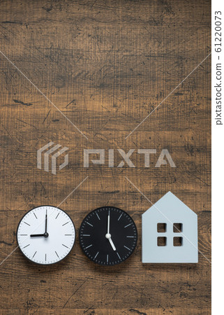 工作方式改革的形象：時鐘和房子 61220073