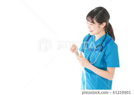 使用滴水的微笑的年輕護士 使用滴水的微笑的年輕護士 61220901