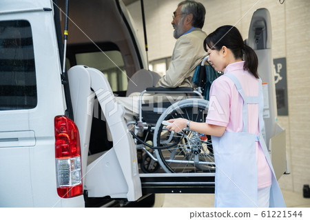 老人和照顧者護理車福利車 61221544