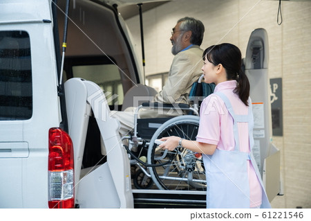 老人和照顧者護理車福利車 61221546