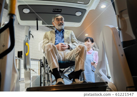 老人和照顧者護理車福利車 61221547