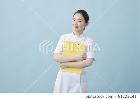 年輕女子白大褂護士 61222141