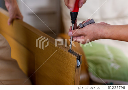 Door pulley replacement work 61222796