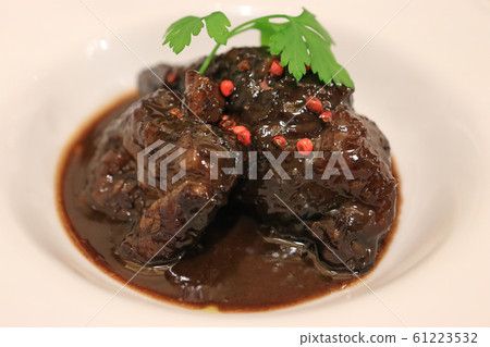 Fried beef with red wine 61223532