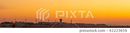 美麗的夕陽色機場 61223659