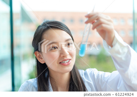 Laboratory for a young woman experimenting ■ Kinki University 61224924