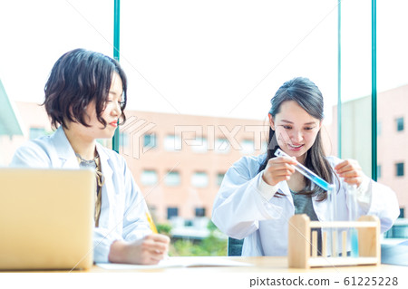 Laboratory for a young woman experimenting ■ Kinki University 61225228