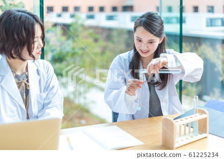 Laboratory for a young woman experimenting ■ Kinki University 61225234