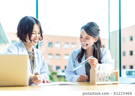 Young woman experimenting with science class Shooting cooperation "Kinki University" 61225469