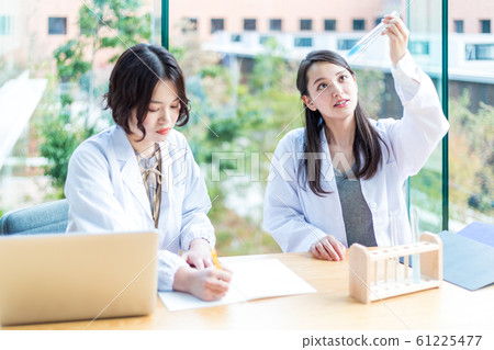 一個年輕女子的實驗室■近畿大學 一個年輕女子的實驗室■近畿大學 61225477