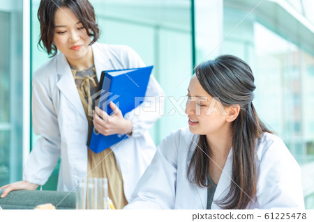 Laboratory for a young woman experimenting ■ Kinki University Laboratory for a young woman experimenting ■ Kinki University 61225478