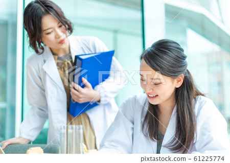 Laboratory for a young woman experimenting ■ Kinki University Laboratory for a young woman experimenting ■ Kinki University 61225774