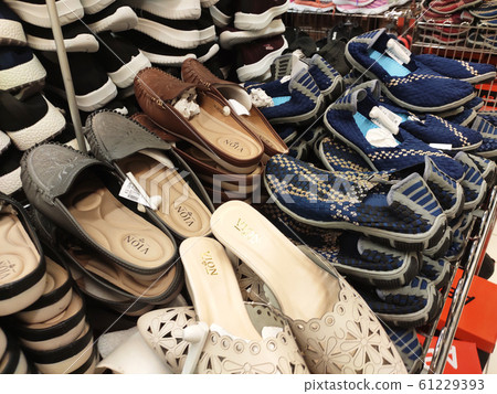 Different styles of online slippers