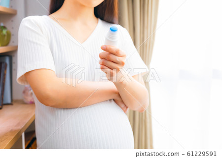 Pregnant woman suffering from itching medicine 61229591