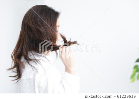 Women suffering from damage hair 61229639