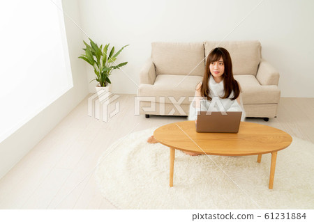 女人坐 61231884