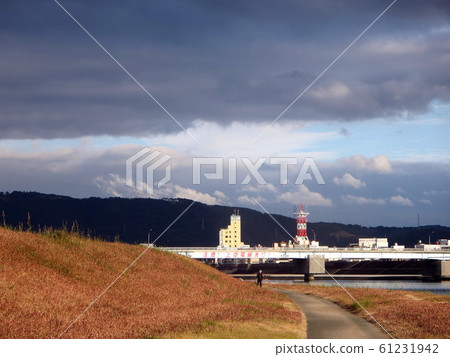 有河的城市(流經薩摩森台市的川內河)的風景 有河的城市(流經薩摩森台市的川內河)的風景 61231942