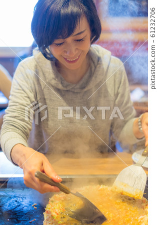 東京市中心的特色菜如何烤Monja-Yaki如何享受喜歡Monja-Yaki的中年女性 東京市中心的特色菜如何烤Monja-Yaki如何享受喜歡Monja-Yaki的中年女性 61232706