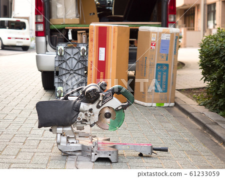 Electric saw and construction vehicle 61233059