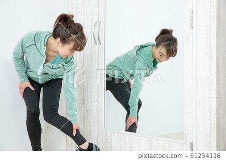 女人用鏡子檢查身體 女人用鏡子檢查身體 61234116