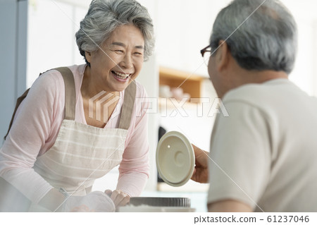 Lifestyle Seniors Eating Lifestyle Seniors Eating 61237046