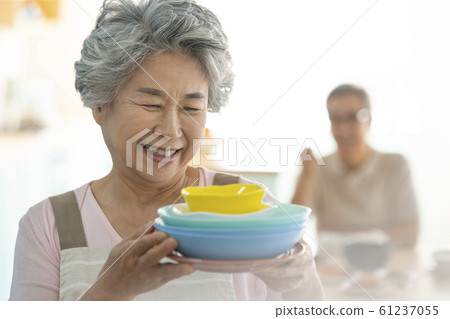 Lifestyle Seniors Eating Lifestyle Seniors Eating 61237055