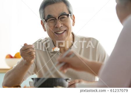Lifestyle Seniors Eating 61237079