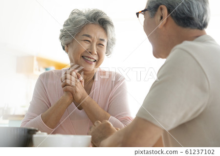 Lifestyle Seniors Eating 61237102