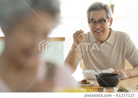 生活方式老年人吃 61237125
