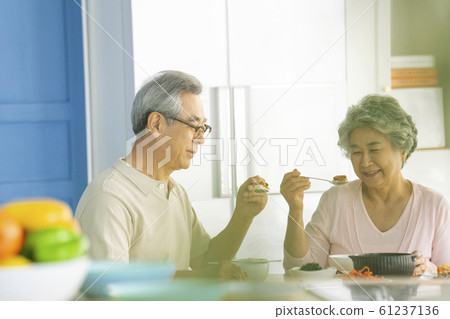 Lifestyle Seniors Eating Lifestyle Seniors Eating 61237136