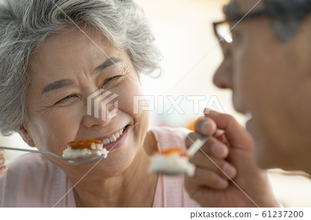生活方式老年人吃 61237200