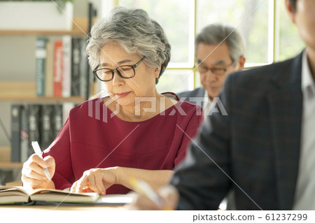 Lifestyle Seniors Studying 61237299