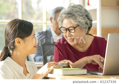 Lifestyle Seniors Studying Lifestyle Seniors Studying 61237330