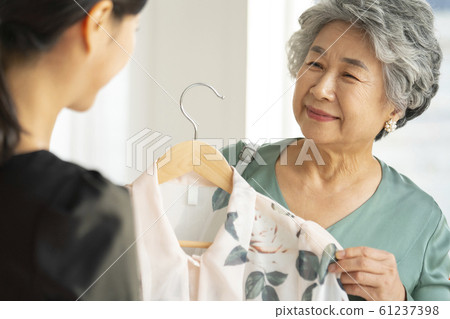 生活方式老年人購物 生活方式老年人購物 61237398