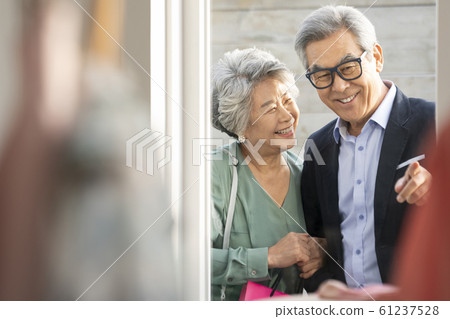 生活方式老年人購物 生活方式老年人購物 61237528