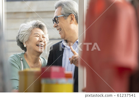 Lifestyle Seniors Shopping 61237541