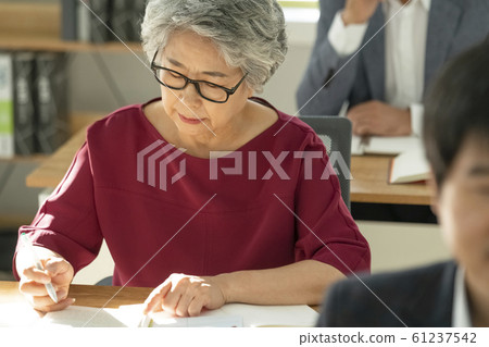 Lifestyle Seniors Studying 61237542