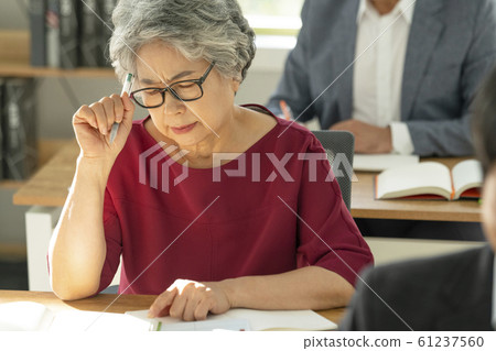 Lifestyle Seniors Studying 61237560