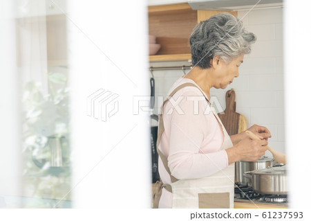 Lifestyle Seniors Eating 61237593