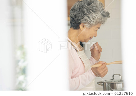 Lifestyle Seniors Eating Lifestyle Seniors Eating 61237610