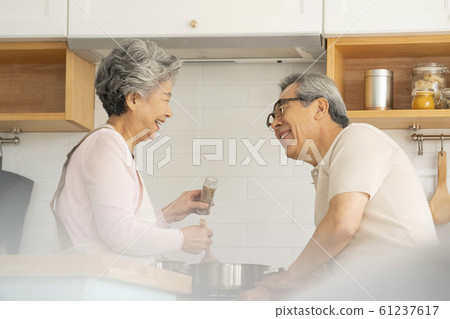 Lifestyle Seniors Eating 61237617