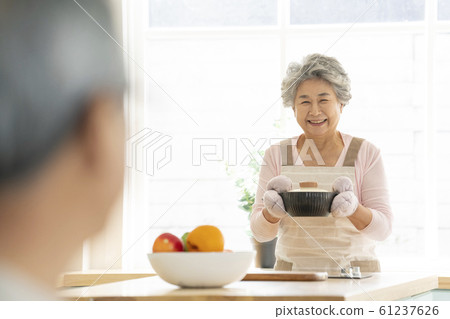 Lifestyle Seniors Eating Lifestyle Seniors Eating 61237626