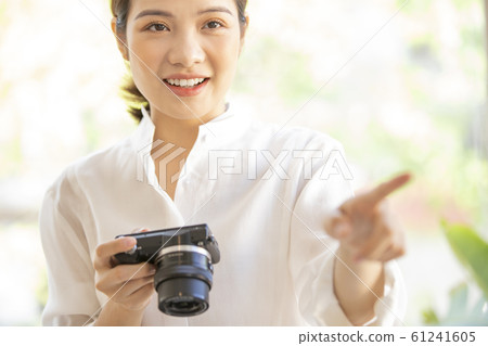 一個女人帶著照相機 一個女人帶著照相機 61241605