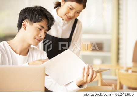 A man working at a cafe 61241699