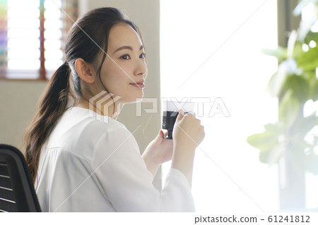 年輕的商界女強人 年輕的商界女強人 61241812