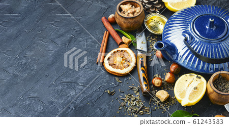 Tea with lemon 61243583