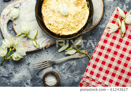 Omelet with edible flowers 61243627