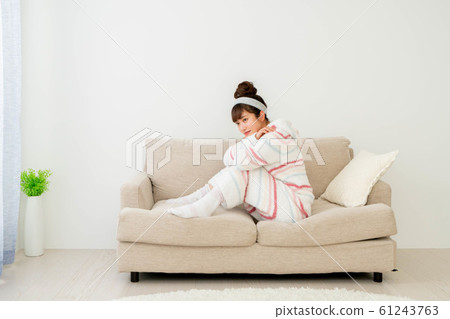 女人坐 61243763