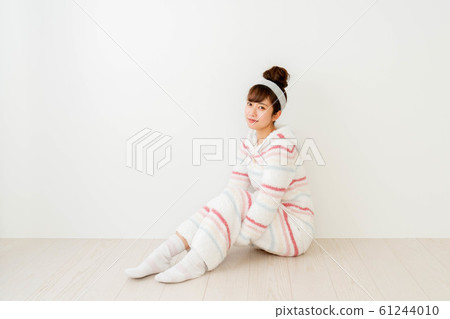 Woman sitting Woman sitting 61244010