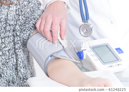 Doctor measuring blood pressure Doctor measuring blood pressure 61248225